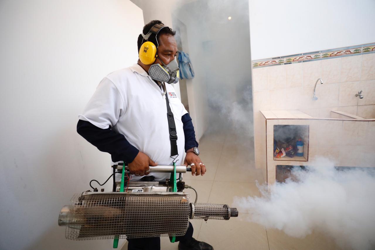 Personal del Ministerio de Salud (Minsa), a través de la Dirección de Redes Integradas de Salud Lima Norte, fumigarán más de 6 mil viviendas en Puente Piedra y Comas. (Foto: Diana Marcelo)