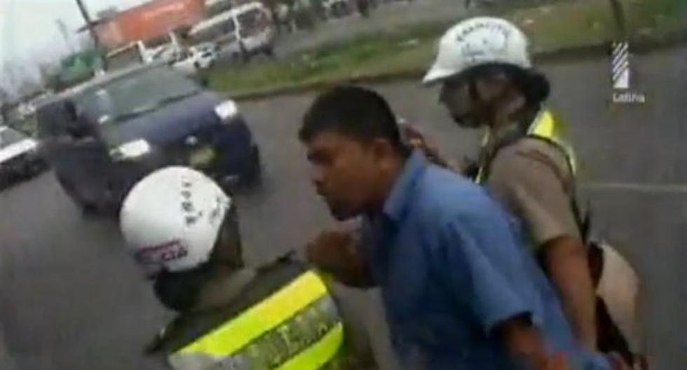 Chofer maltrató a policía de tránsito. (Foto: Captura 90 Segundos)