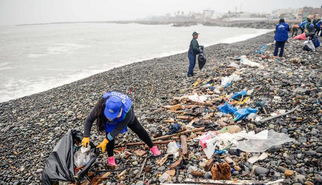 Cerca de mil voluntarios participaron en jornada de limpieza. Hasta neumáticos se encontraron entre las piedras de la playa del Callao. (Foto: AFP)