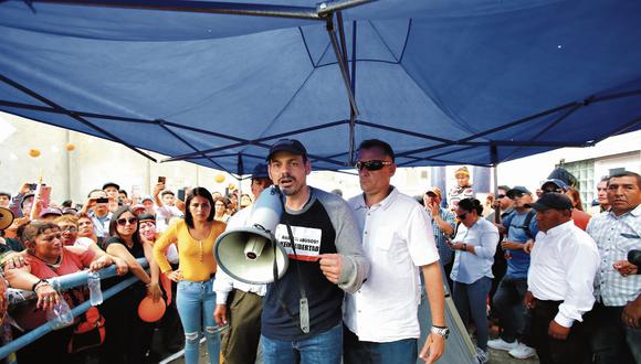 Mark Villanella, quien hizo una huelga de hambre desde el 13 de noviembre, estuvo alentando a los simpatizantes fujimoristas y exigiendo la salida de su esposa durante varias horas.  (Foto: Hugo Curotto/GEC)