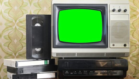 Antiguo televisor vintage plateado con pantalla verde para agregar nuevas imágenes a la pantalla. (Imagen: Pixabay / Aliaksandr Litviniuk)