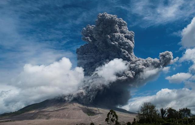 El volcán Sinabung arroja cenizas al aire durante una erupción en Karo, Sumatra del Norte, Indonesia. (EFE / EPA / SUTANTA ADITYA).