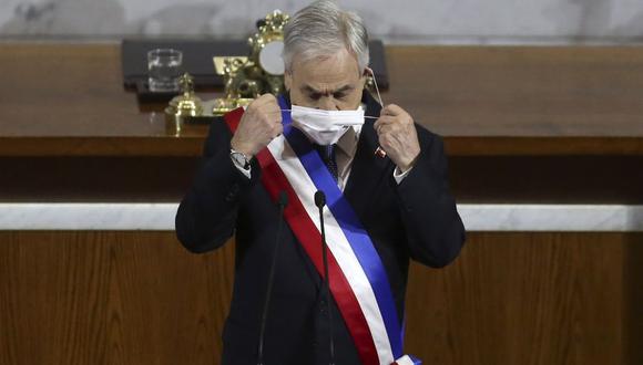 El presidente de Chile, Sebastián Piñera, se quita la mascarilla para pronunciar su mensaje anual a la nación en el Congreso, en Valparaíso. (Foto: Enrique ALARCON / AFP).