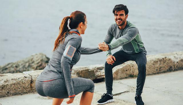 Realizar calentamiento. “Es importante hacer trotes suaves, estiramientos muy ligeros y sentadillas prepara al cuerpo para el ejercicio más intenso y así evitar lesiones”, apunta Eduardo Roe, personal trainer del team The North Face.