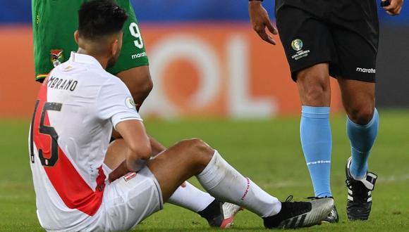 ¡Zambrano enciende las alarmas! Defensor pidió su cambio durante Perú vs. Bolivia por Copa América | VIDEO. (Foto: AFP)