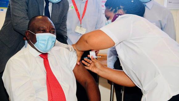 Imagen muestra al presidente sudafricano Cyril Ramaphosa (izquierda) siendo vacunado contra el coronavirus, en Ciudad del Cabo, Sudáfrica, el 17 de febrero de 2021. (EFE/EPA/Siya Duda/GCIS).