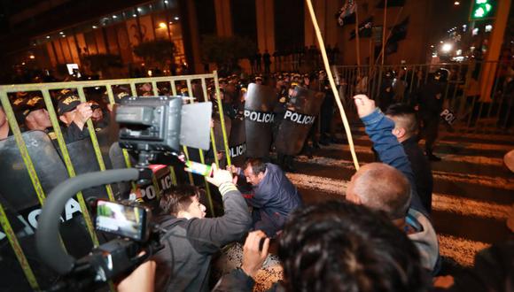 Un grupo de manifestantes rompió la barrera de seguridad que había dispuesto la Policía Nacional. Movilización ya había culminado. (Foto: Lino Chipana)