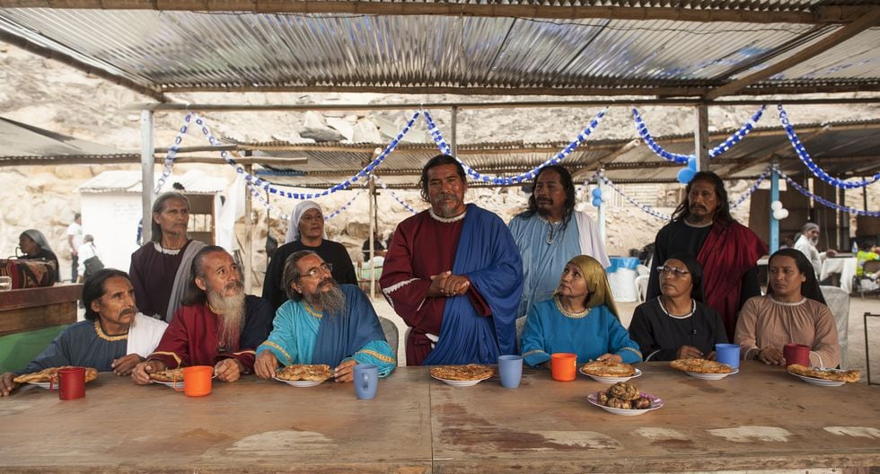 Juan Ataucusi (hijo de Ezequiel, de pie, con túnica celeste y blanca) y otros dirigentes israelitas en el nuevo templo de Carabayllo, en 2015. FOTOS: Elias Alfageme