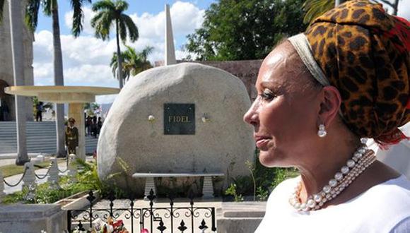 Colombiana lanza campaña presidencial junto a tumba de Castro