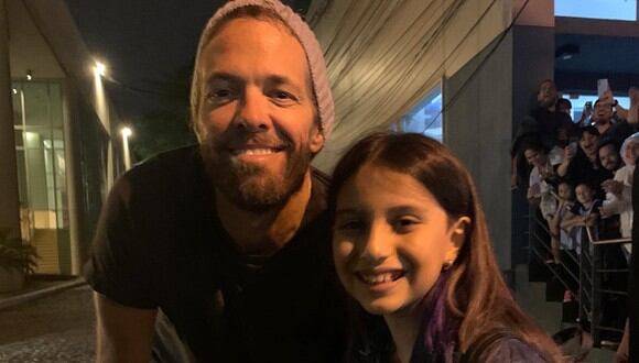 Emma conoció a Taylor Hawkins, baterista de Foo Fighters, el pasado 22 de marzo en Paraguay. (Foto: Julius/Twitter)