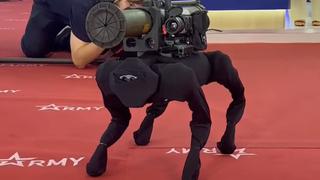  Perro robot es usado como un lanzacohetes en feria de armas de Rusia
