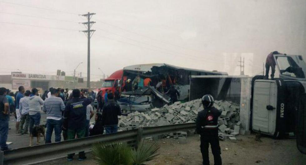 Aparatoso choque se produjo en Panamericana Sur. (Foto: @wasapEC)