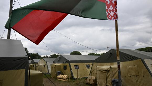 Una vista de un campamento de tiendas de campaña que, según funcionarios del Ministerio de Defensa de Bielorrusia, podría ofrecerse como uno de los lugares para albergar a los combatientes de Wagner. (Foto de Alexander NEMENOV / AFP)