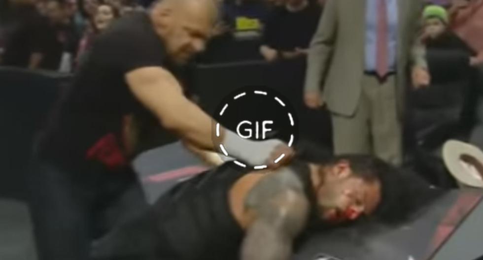 Triple H y el Gif del momento preciso en el que hace sangrar a Roman Reigns en Monday Night RAW. (Foto: captura)