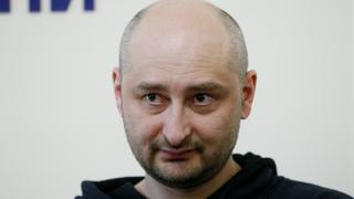 4 claves para entender el escándalo del periodista ruso que fingió su asesinato
