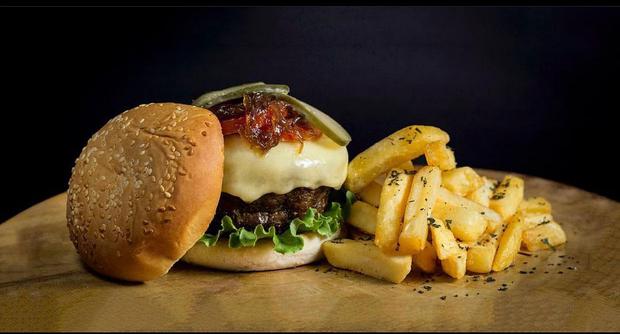 Zimmermann Delishop offers all pork derivatives as well as beef burgers.  In the picture a burger with fries. 