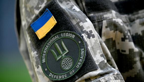 La insignia de la Legión Internacional para la Defensa de Ucrania (LIDU) en la chaqueta del portavoz de LIDU en la capital ucraniana, Kyiv, en medio de la invasión rusa de Ucrania.