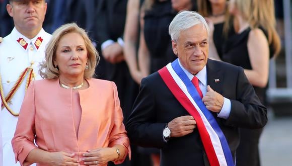 Filtran audio donde Cecilia Morel, esposa de Sebastián Piñera, dice “vamos a tener que disminuir nuestros privilegios y compartir con los demás“. (Foto: Archivo de AFP).
