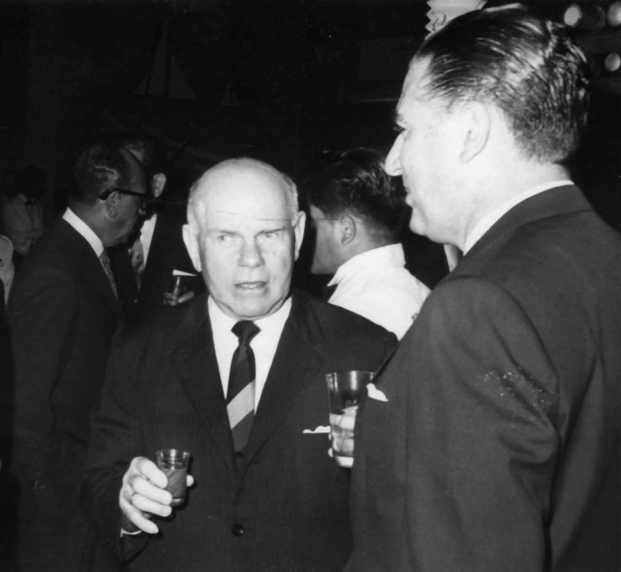 LIMAISAAC LINDLEY, UNO DE LOS PIONEROS DE LA EMPRESA DE GASEOSAS INCA KOLA, JUNTO A FERNANDO BELAUNDE TERRY, PRESIDENTE DEL PERU.FOTO: EL COMERCIO