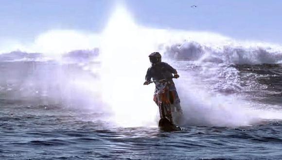No es broma: lleva su moto a casi 100 km/h sobre el mar