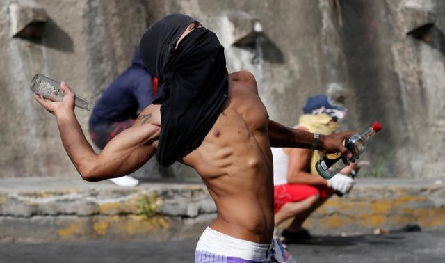 Cerca de 50 vecinos de la barriada caraqueña de Cotiza se han manifestado hoy a favor del grupo de militares que se sublevó contra el Gobierno. (Reuters).