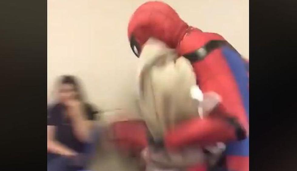 Un joven se disfrazó de 'Spiderman' y causó revuelo dentro de su aula de clases. (Foto: Captura).