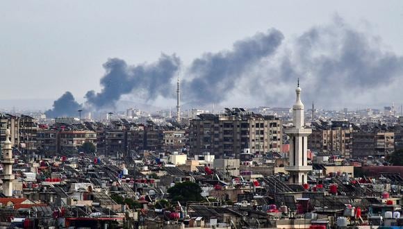 El humo se eleva sobre los edificios después de un ataque israelí en las afueras de Damasco el 22 de noviembre de 2023. (Foto de AFP)