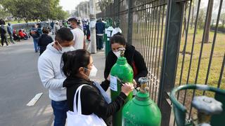 Reportan largas colas para recargar balones oxígeno gratuito en San Juan de Lurigancho | FOTOS