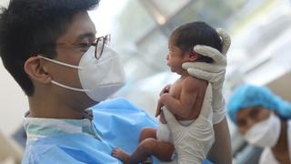 Nació prematuramente y ahora es pediatra en sala de UCI Neonatal donde le salvaron la vida