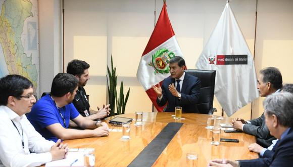 El ministro del Interior, Carlos Morán, se reunió con dirigentes de la Conmebol y FPF. (Mininter/Twitter)