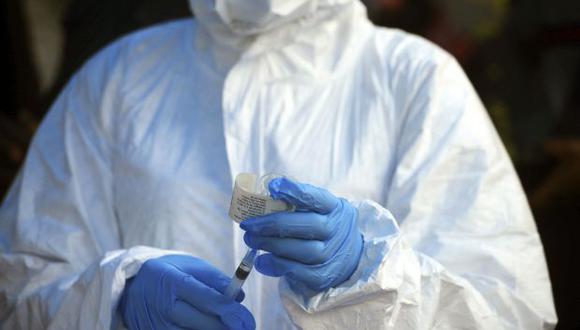 Un trabajador sanitario de la Organización Mundial de la Salud se prepara para administrar una vacuna contra el ébola a un trabajador de ayuda en primera línea en Mangina, República Democrática del Congo. (Foto: AP)