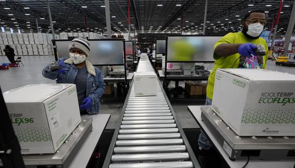 Las cajas que contienen la vacuna Moderna (COVID-19) están preparadas para ser enviadas al centro de distribución de McKesson en Olive Branch, Mississippi, Estados Unidos, el 20 de diciembre de 2020. (Paul Sancya/REUTERS).