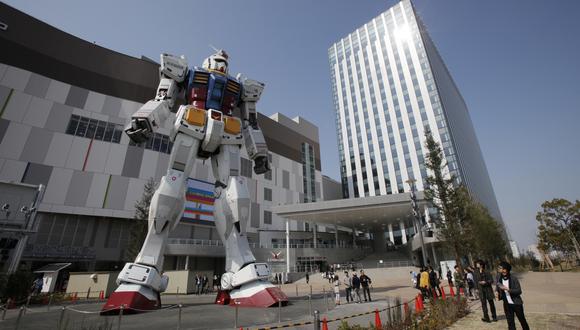 Una escultura de un robot del anime “Gundam”, de 18 metros de altura, permanece vigilante frente a un centro comercial en Tokio. (Foto: Reuters)