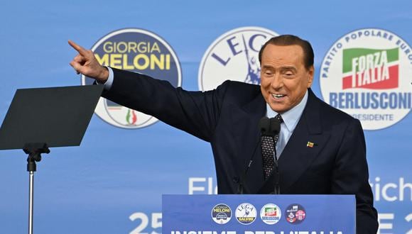 El líder de Forza Italia, Silvio Berlusconi, hace un gesto mientras habla en el escenario el 22 de septiembre de 2022 durante un mitin conjunto de los partidos de derecha de Italia Hermanos de Italia (Fratelli d'Italia, FdI). (Foto de Andreas SOLARO / AFP)