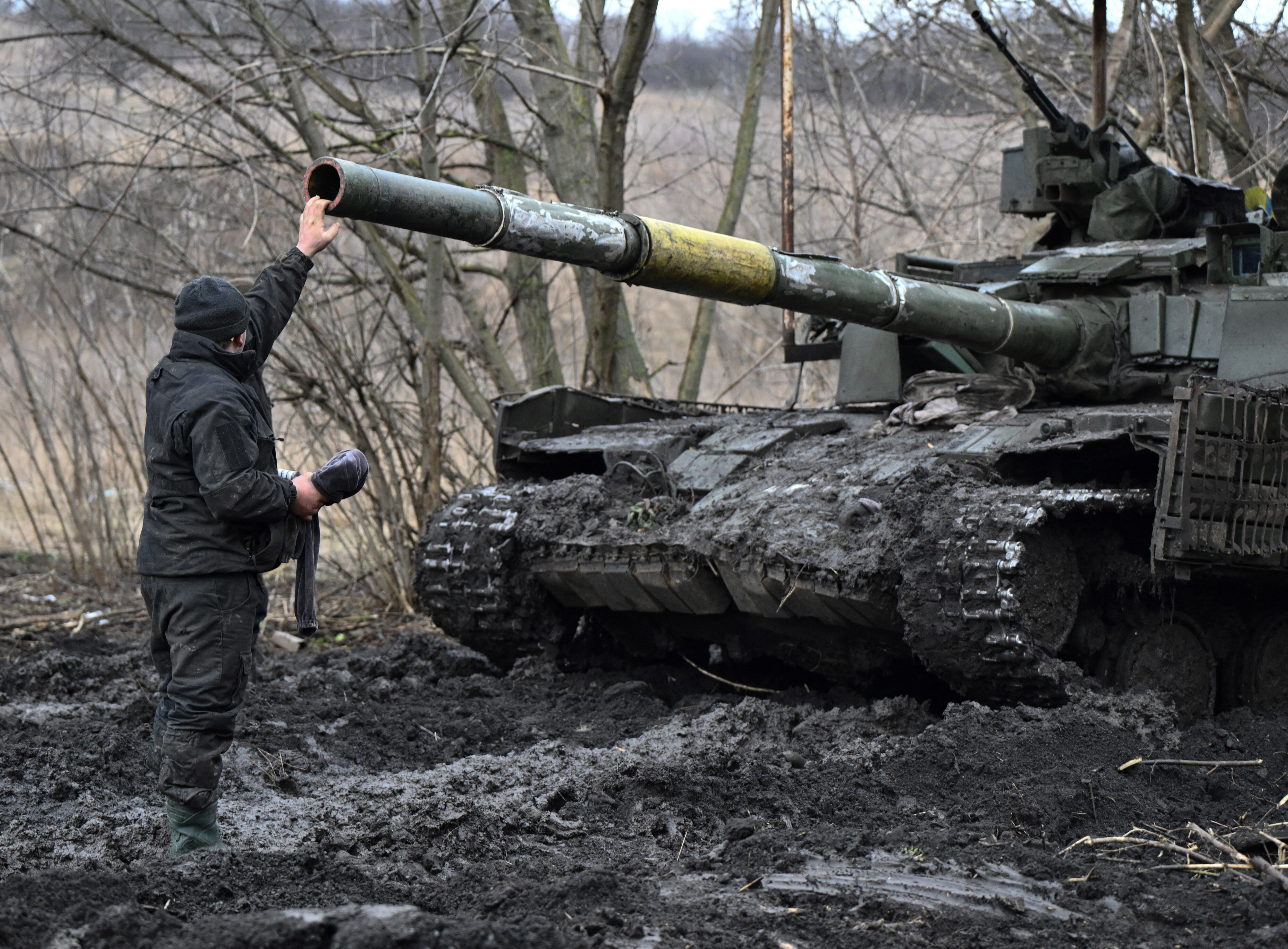 A Ukrainian serviceman checks a tank after maintenance not far from Bakhmut in the Donetsk region on February 5, 2024. (Photo by Genya SAVILOV/AFP).