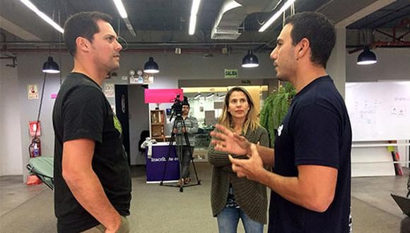 El médico veterinario Ricardo Timmermann Flores junto al gerente general de WUF, Sergio Giannotti, y Natalia Garrido, juntos preparando la entrevista para lo que será el próximo episodio de 'Patas y Garras'.