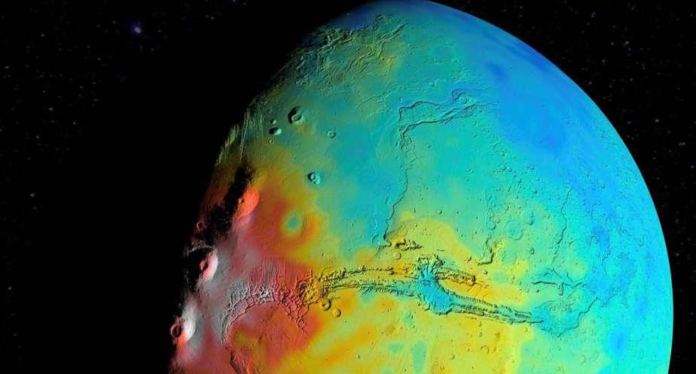 Un nuevo mapa del espesor de la corteza de Marte muestra menos variación entre las regiones más gruesas (rojo) y las regiones más delgadas (azul), en comparación con la cartografía anterior. Esta vista se centra en Valles Marineris, con el Tharsis Montes cerca del terminador a su oeste. El mapa se basa en el modelado del campo de gravedad del planeta rojo por científicos en el Goddard Space Flight Center de la NASA en Greenbelt, Maryland. El equipo encontró que globalmente la corteza de Marte es menos densa, en promedio, de lo que se pensaba anteriormente, lo que implica pequeñas variaciones en el espesor de la corteza. (Foto: NASA/Goddard/UMBC/MIT/E. Mazarico)