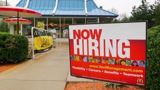 Crecimiento del empleo en Estados Unidos supera las expectativas: tasa de desempleo cae a 3,5%