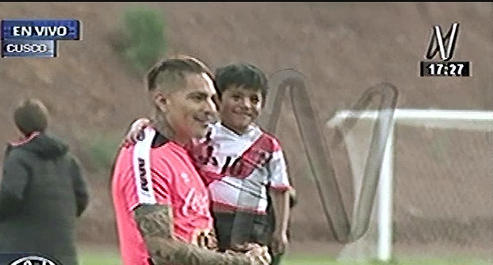 Paolo Guerrero se robó toda la atención por un pequeño hincha cusqueño que lo saludó (Foto: captura)