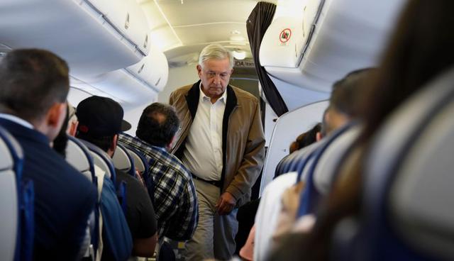 AMLO pone a temblar a policías y azafatas cada vez que viaja en vuelos comerciales. (Foto: AFP)