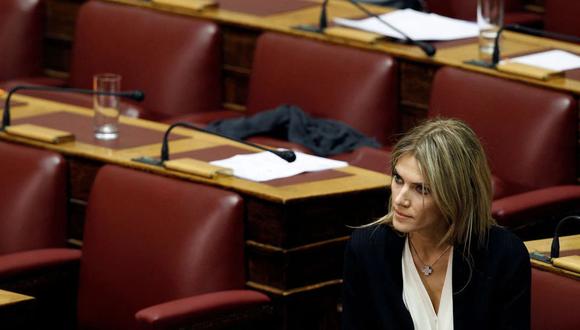 La legisladora Eva Kaili es vista en el Parlamento en Atenas el 4 de noviembre de 2011, antes de un voto de confianza. (REUTERS/Yiorgos Karahalis=.