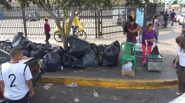 Calles llenas de basura en tercer día de huelga de trabajadores - 2