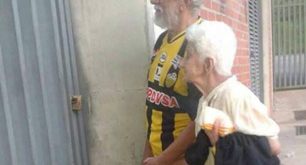 Un par de ancianos llegaron al estadio Polideportivo de Pueblo Nuevo para ver al Deportivo Táchira y se ganaron lo aplausos de todos. (Foto: Barra Brava Photos)