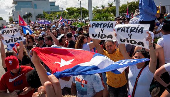 Cubanoamericanos asisten a manifestación de apoyo a los manifestantes en Cuba, frente al restaurante cubano Versailles en Miami, Florida, Estados Unido. (Foto: EFE / EPA / CRISTOBAL HERRERA-ULASHKEVICH).