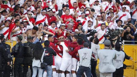 La selección peruana y los hinchas se unen en un solo sentimiento tras un gol. (Foto tomada de la página oficial de Facebook de La Blanquirroja)