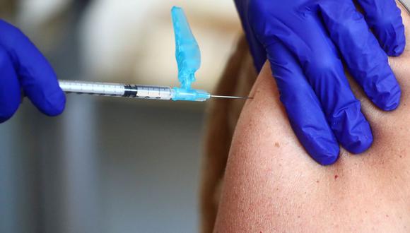 Una persona recibe una inyección con una dosis de la vacuna Pfizer-BioNTech COVID-19, en medio del brote del coronavirus (COVID-19), en el centro de atención primaria de Fuentelarreina en Madrid, España, el 18 de enero de 2021. (REUTERS/Sergio Perez/Referencial).