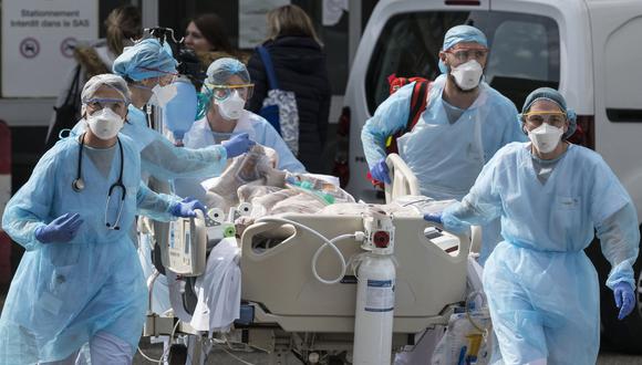 Médicos trasladan a un paciente de coronavirus hacia un helicóptero en el Hospital Emile Muller en Mulhouse, este de Francia. (AFP / SEBASTIEN BOZON).