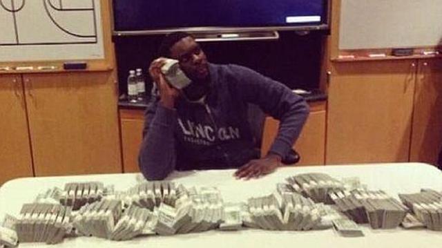 Jugador de la NBA presume de su millonario sueldo con esta foto - 1