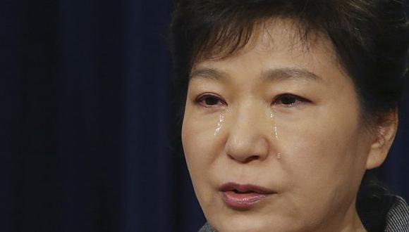 Presidenta surcoreana llora y pide disculpas por naufragio