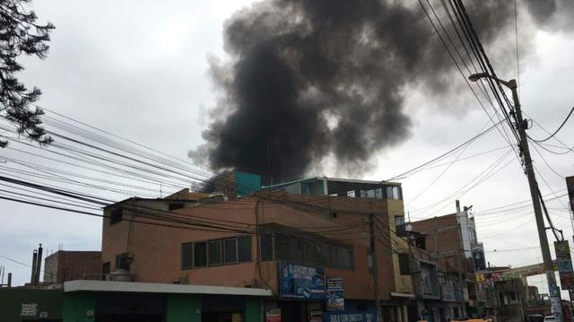 Incendio en rencauchadora de Barranca afecta a 14 familias - 3